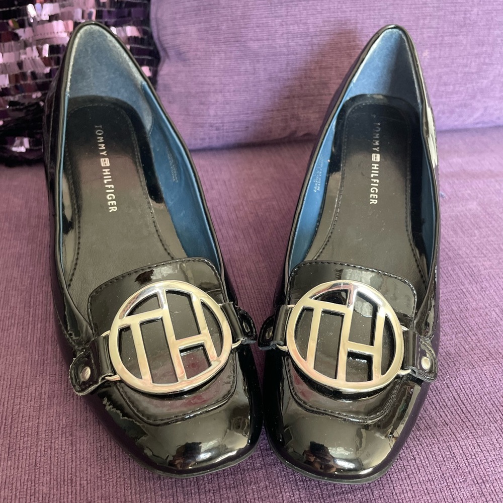 Tommy Hilfiger black paten leather 3" pumps w/ large TH symbol on the toe size 6